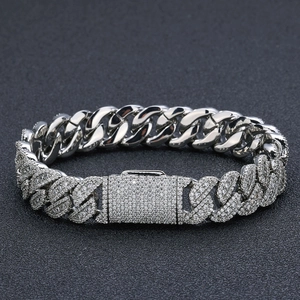 Makroaufnahme von versilbertem Cuban-Armband mit Zirkonia-Steinen und polierten Gliedern