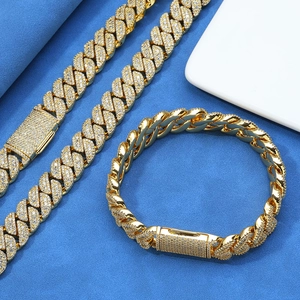 Detail der goldene Panzerkette mit Zirkonia-Besatz und Faltschließe im Set
