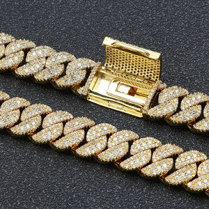 Detailansicht der vergoldeten 14mm Hip-Hop-Panzerkette mit Zirkonia-Klappverschluss