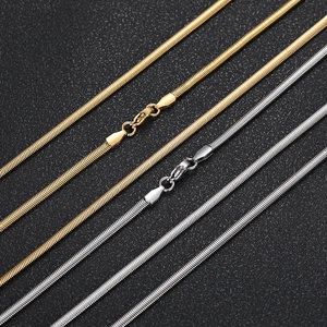 Flache Darstellung von gold- und silbernen Schlangenkette-Halsketten aus Edelstahl