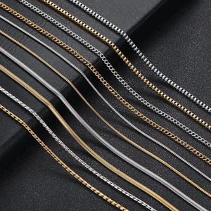 Verschiedene Herren-Halsketten aus Edelstahl in 18K Gold und Silber, Schlangen- und Box-Stil