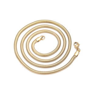Detail einer 18K vergoldeten Schlangenkette mit Hochglanzfinish und Karabinerverschluss