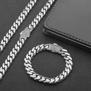 Gros plan sur l'ensemble collier et bracelet à mailles cubaines argentées avec fermoir S