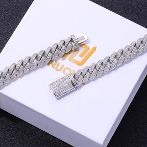 Dettaglio ravvicinato del bracciale a catena cubana in moissanite da 10 mm con chiusura a scatola