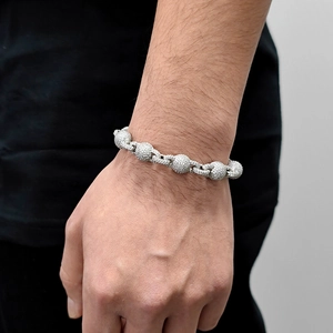 Détail du bracelet argenté pavé de zircons pour homme et femme style hip-hop