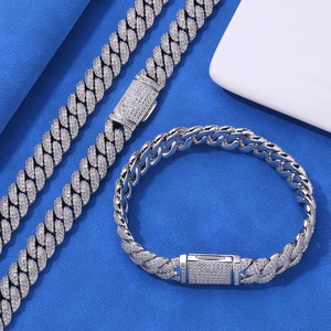 Dettaglio del set collana e bracciale a catena cubana argento con zirconi incastonati