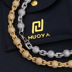 Vue macro du collier chaîne à boules 10,5mm avec pavage de zircons étincelants