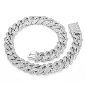 Détail de la chaîne cubaine 20mm en argent S925 avec sertissage de pierres moissanite