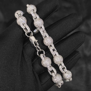 Vue macro d'un collier à billes 10,5mm serti de zircons argentés style hip hop iced out