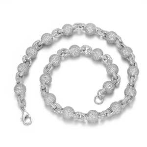 Détail macro du collier chaîne à billes argentées 10,5mm serti de zircons cubiques