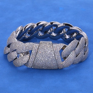 Détail macro du bracelet Cuban de 24mm en argent moissanite avec fermoir pavé de pierres