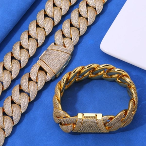 Détail d'une chaîne Cuban link dorée 24mm sertie de pierres en moissanite brillante