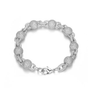 Détail d'un bracelet à billes 10,5mm pavé de zircons avec fermoir mousqueton