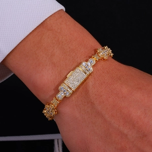 Détail rapproché d'un bracelet hip-hop doré serti de zircons et cristaux brillants