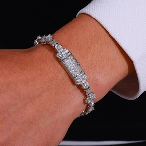 Détail macro du bracelet argenté Iced Out avec zircons scintillants portés au poignet