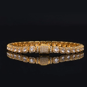 Détail d'un bracelet tennis en or de 5 mm avec zircons carrés et fermoir serti de pavé