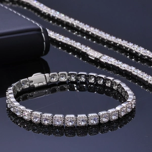 Gros plan d'un bracelet de tennis argenté avec zircons carrés et reflets détaillés
