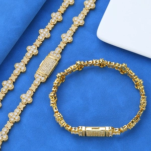 Vue détaillée de l'ensemble collier et bracelet à breloques croix et étoile en zircone