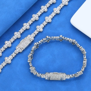 Détails de l'ensemble collier et bracelet en argent avec fleurs en zircons brillants