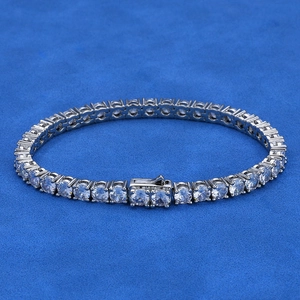 Dettaglio del bracciale tennis in argento con zirconi rotondi e castone a 4 griffe