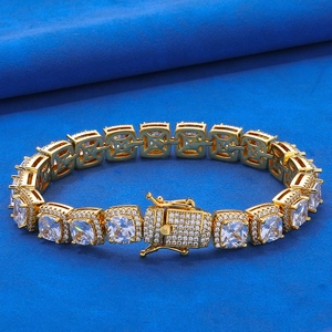 Détail du bracelet hip hop en zircon carré de 10 mm en or avec fermoir pavé de diamants