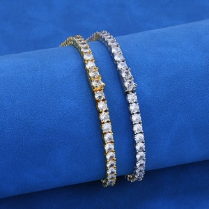Bracciali tennis classici in oro e argento con zirconi su espositore blu