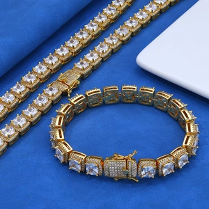 Vue macro d'un ensemble bracelet plaqué or 10 mm avec pierres de zircone cubique carrées