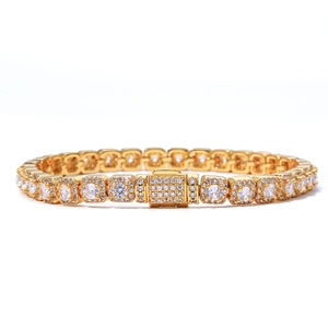 Détail d'un bracelet de tennis 5mm plaqué or avec maillons carrés et zircons pavés
