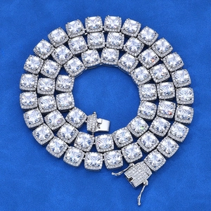 Dettaglio della catena tennis quadrata 10mm con zirconi incastonati in stile hip-hop