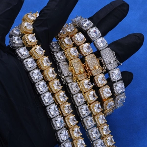 Détail de chaînes tennis 10mm avec zircons cubiques carrés en finition or et argent