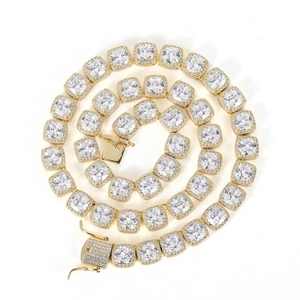 Dettaglio catena tennis dorata 10mm con zirconi quadrati in stile hip hop con halo