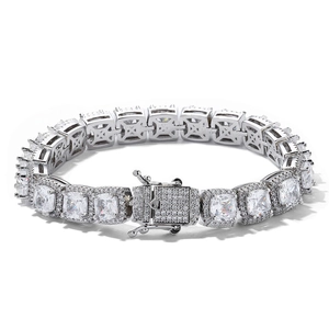 Vue détaillée d'un bracelet en zircon carré de 10 mm avec fermoir de sécurité à double boucle