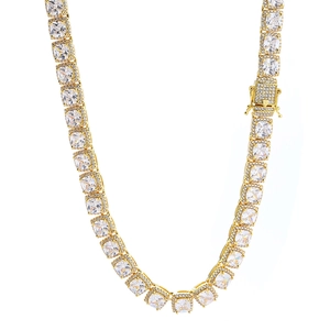 Dettaglio collana tennis da 10mm in oro con zirconi quadrati e chiusura in pavé di diamanti