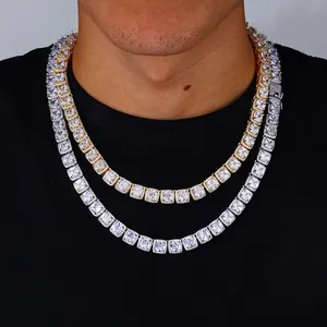 Lussuose collane tennis da 10 mm con taglio quadrato nelle finiture oro e argento su un modello