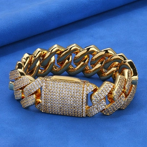Detalle de pulsera cubana Hip Hop de oro 20mm con pavé de moissanite sobre terciopelo azul