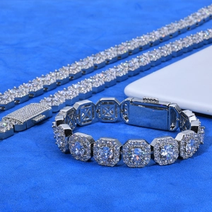 Détail du bracelet hip hop 12mm serti de zircons cubiques avec maillons octogonaux