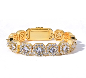 Gros plan du bracelet hip hop doré avec maillons de 12 mm et pierres de zircone cubique
