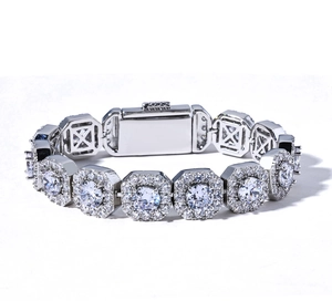 Vue macro d'un bracelet en zircon argenté de haute qualité avec maillons octogonaux brillants