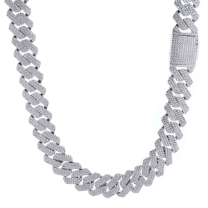 Detalle macro de cadena cubana de 20mm en plata con pavé de moissanita para hombre