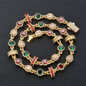 Détail d'un collier hip hop plaqué or avec des pierres précieuses ovales et baguettes