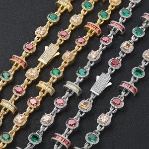Chaînes hip hop or et argent avec zircons colorés présentées en disposition diagonale