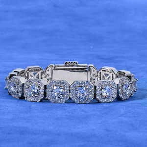 Détail d'un bracelet hip hop 12mm avec maillons carrés sertis de diamants et halo rond