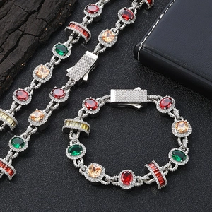 Detailaufnahme von Luxus Hip-Hop Armband und Halskette mit bunten Edelsteinen