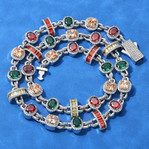 Détails de la chaîne de bijoux hip hop avec des pierres précieuses et cristaux brillants