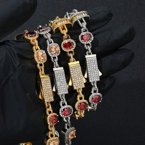 Gros plan de bracelets hip hop sertis de zircons rouges et couleur champagne brillants