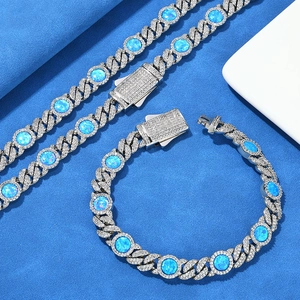 Détail du bracelet gourmette 8mm avec opales bleues et incrustation de zircons