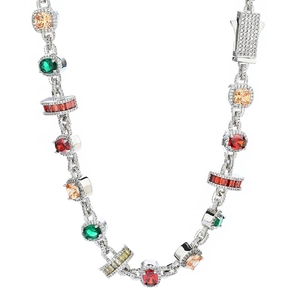 Détail des pierres précieuses moissanite colorées sur une chaîne hip-hop en argent 925