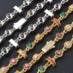 Bracelets hip-hop avec pierres colorées en or et argent sur fond noir mat
