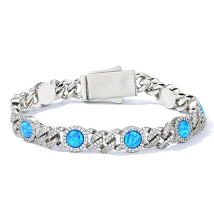 Détail de la gourmette argentée avec opales bleues de 8mm et zircons incrustés de luxe