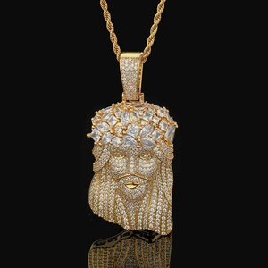 Détail du pendentif Jésus en or avec micro-pavage de zircons sur chaîne torsadée
